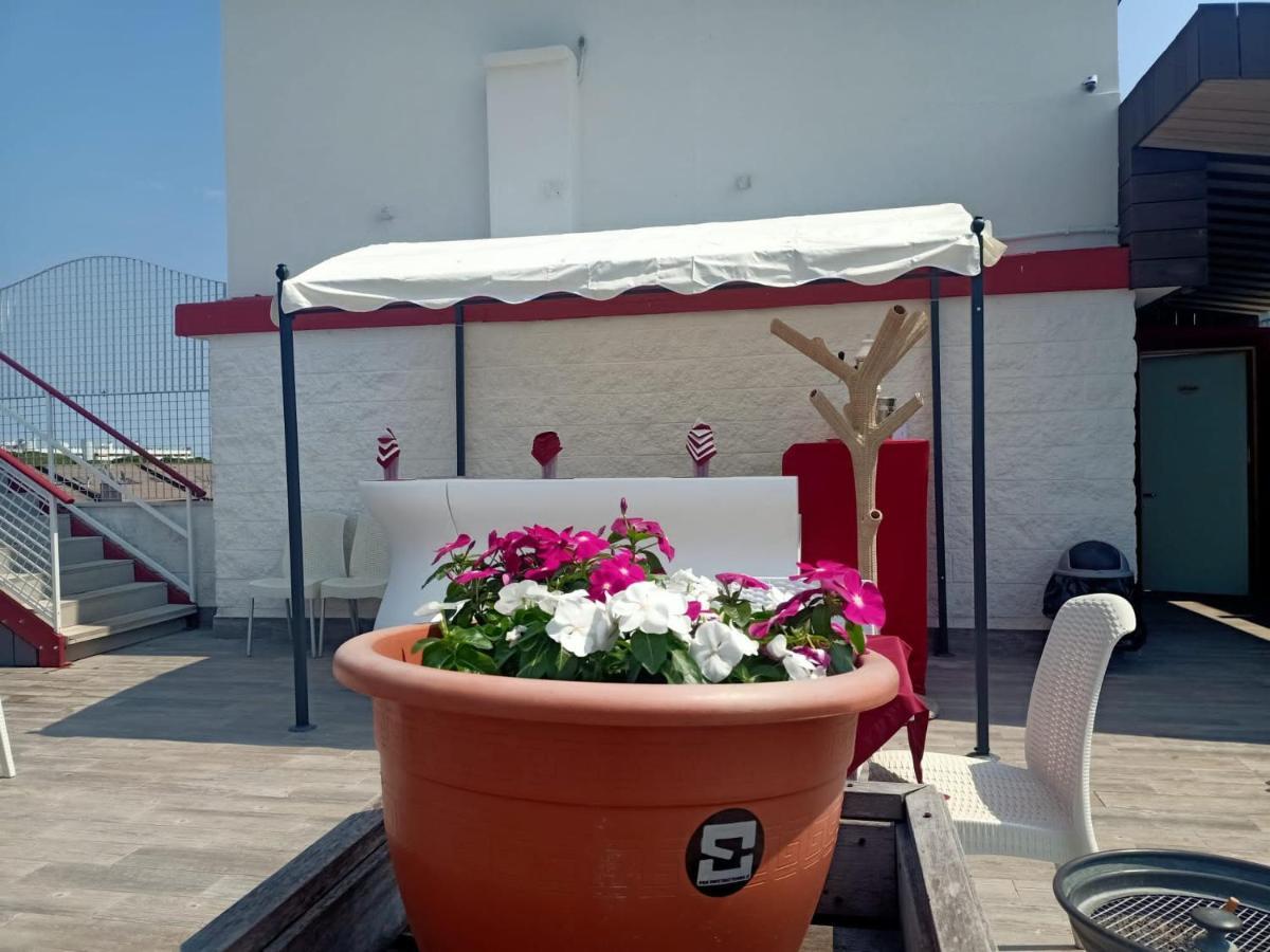 Hotel Vienna Lignano Sabbiadoro Buitenkant foto
