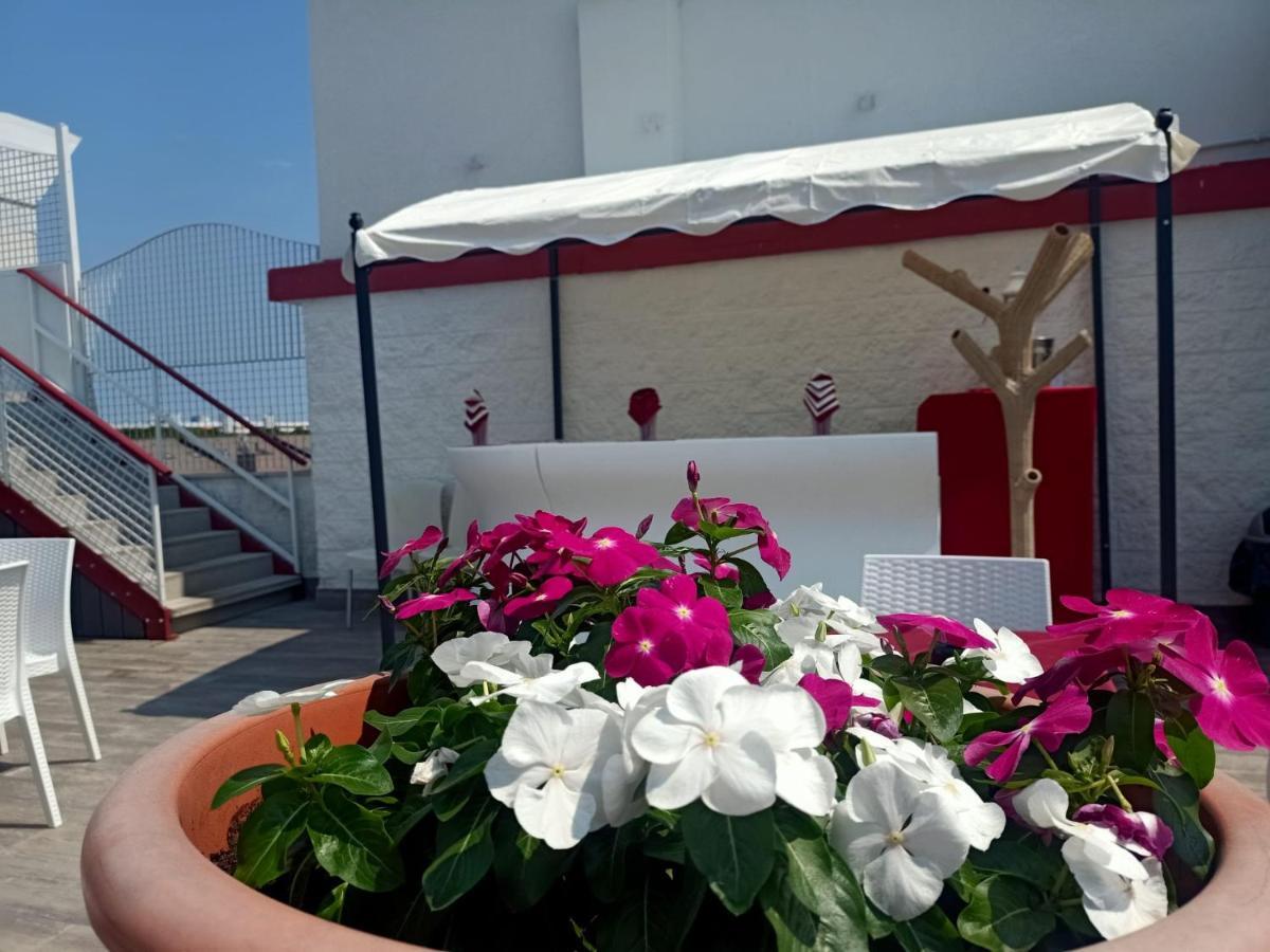 Hotel Vienna Lignano Sabbiadoro Buitenkant foto