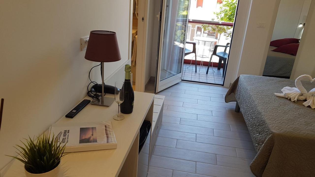 Hotel Vienna Lignano Sabbiadoro Buitenkant foto