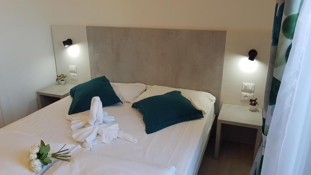 Hotel Vienna Lignano Sabbiadoro Buitenkant foto