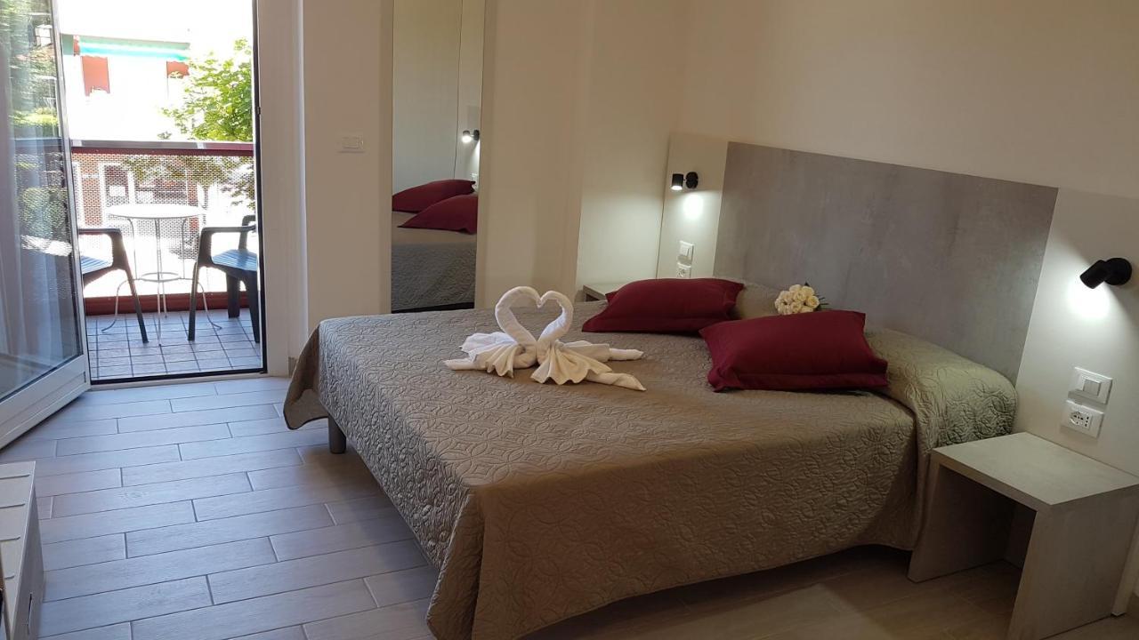 Hotel Vienna Lignano Sabbiadoro Buitenkant foto
