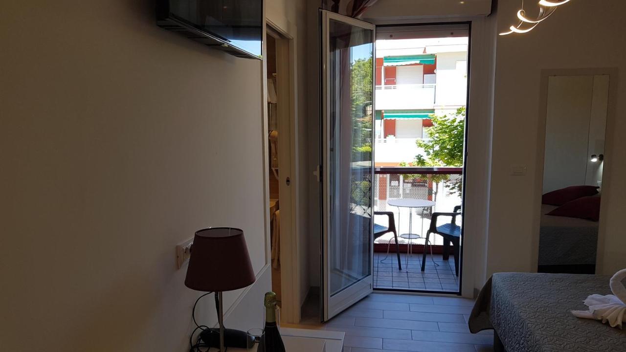 Hotel Vienna Lignano Sabbiadoro Buitenkant foto