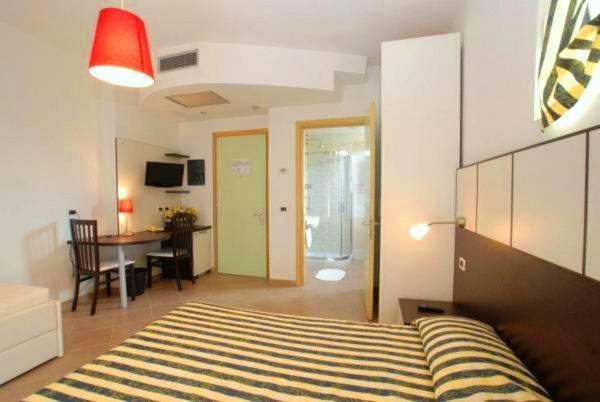 Hotel Vienna Lignano Sabbiadoro Buitenkant foto