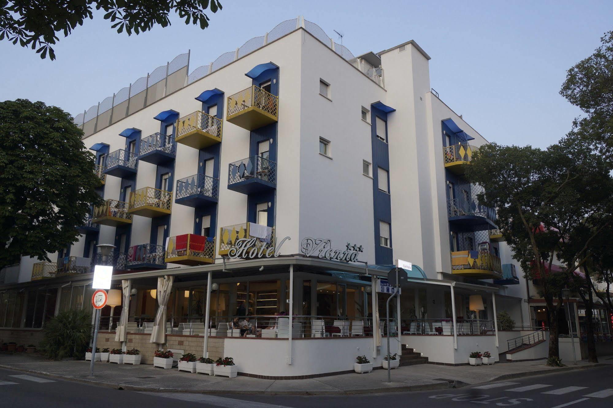 Hotel Vienna Lignano Sabbiadoro Buitenkant foto