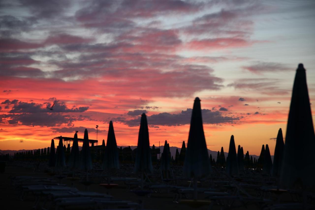 Hotel Vienna Lignano Sabbiadoro Buitenkant foto