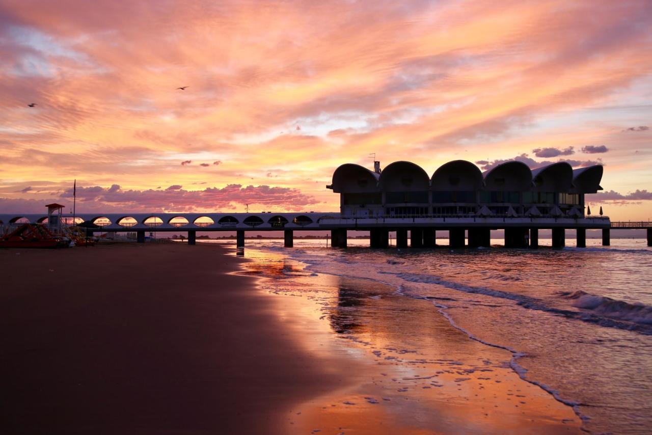 Hotel Vienna Lignano Sabbiadoro Buitenkant foto