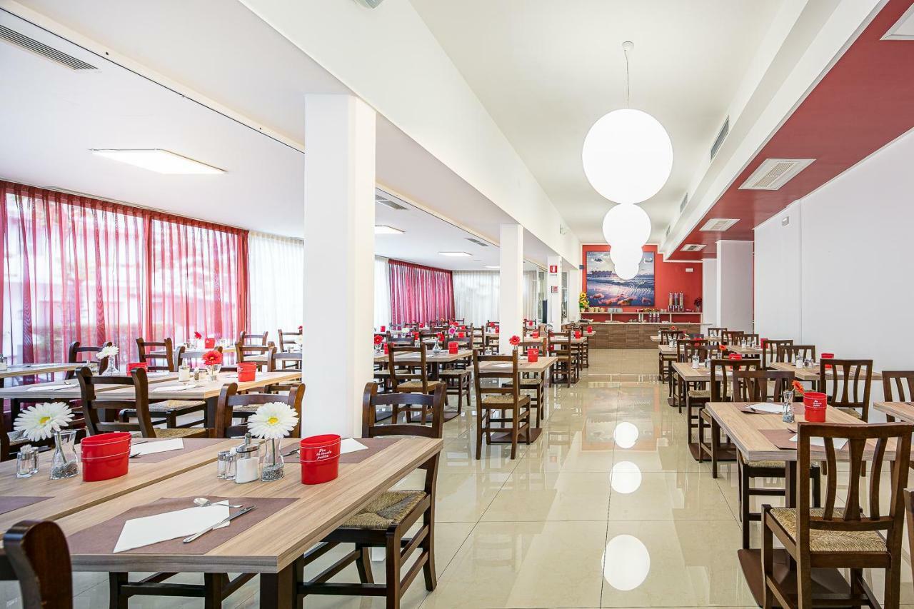 Hotel Vienna Lignano Sabbiadoro Buitenkant foto