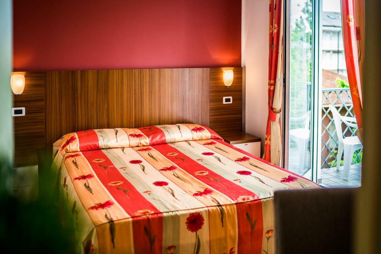 Hotel Vienna Lignano Sabbiadoro Buitenkant foto
