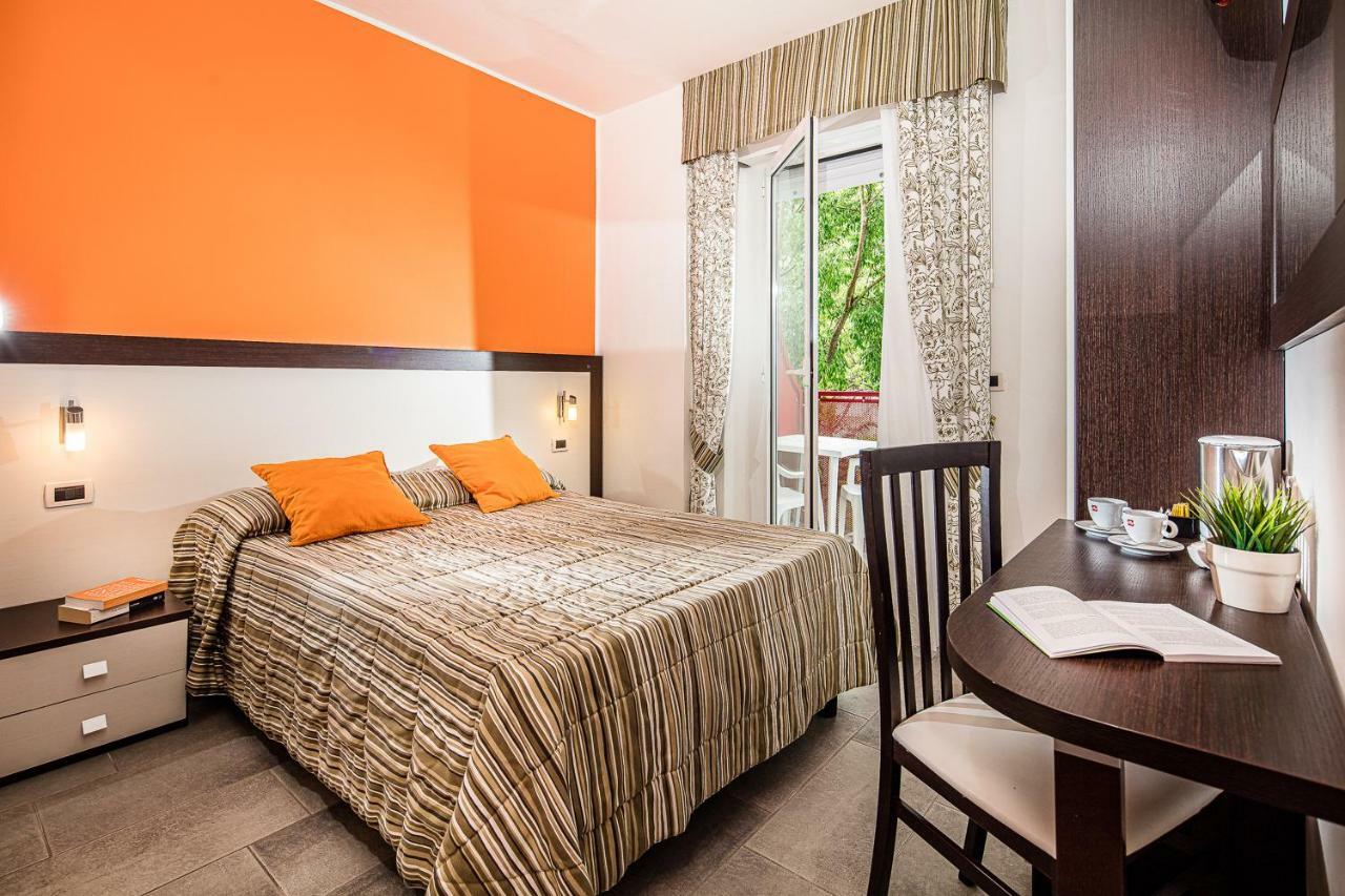 Hotel Vienna Lignano Sabbiadoro Buitenkant foto