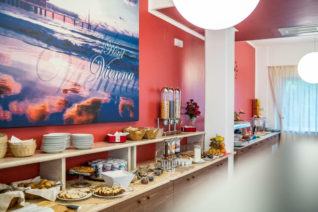 Hotel Vienna Lignano Sabbiadoro Buitenkant foto