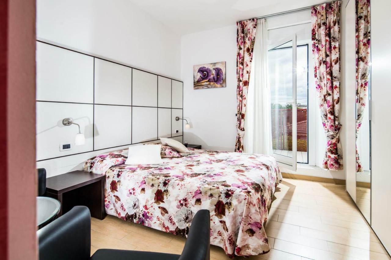 Hotel Vienna Lignano Sabbiadoro Buitenkant foto